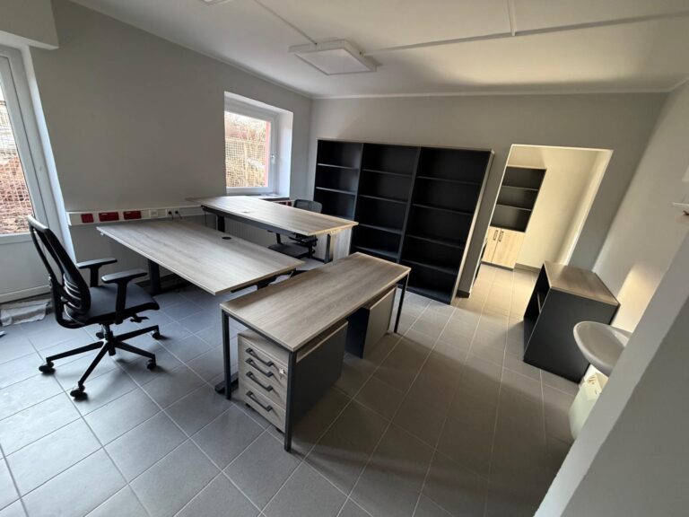 Höhenverstellbare Schreibtische in Eiche-Grau, Rollcontainer, ergonomischer Bürodrehstuhl und Regalwand in Anthrazit